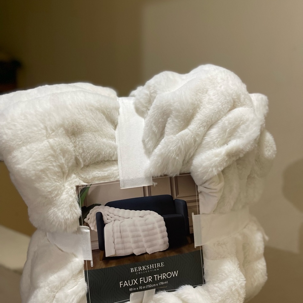 - Berkshire Faux Fur Throw - Picture 8 of 8